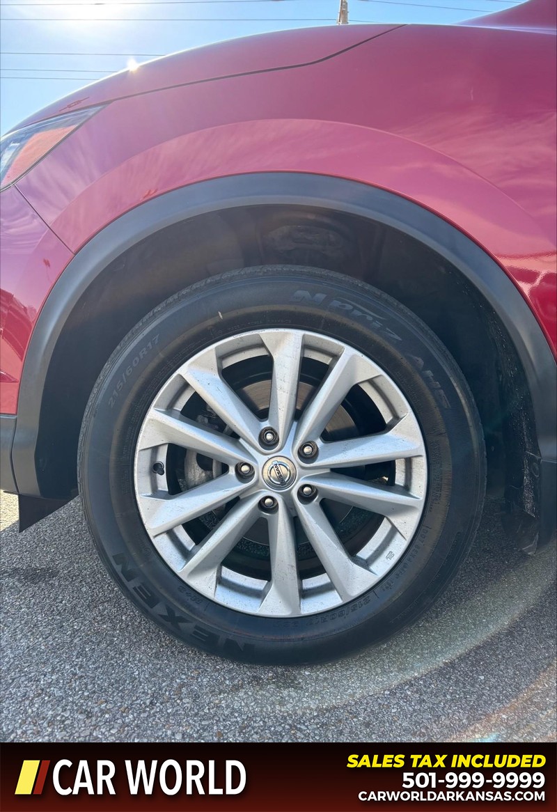 Nissan Rogue Sport Vehicle Full-screen Gallery Image 11