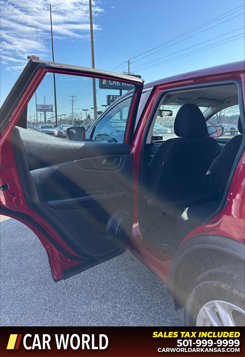 Nissan Rogue Sport Vehicle Full-screen Gallery Image 14