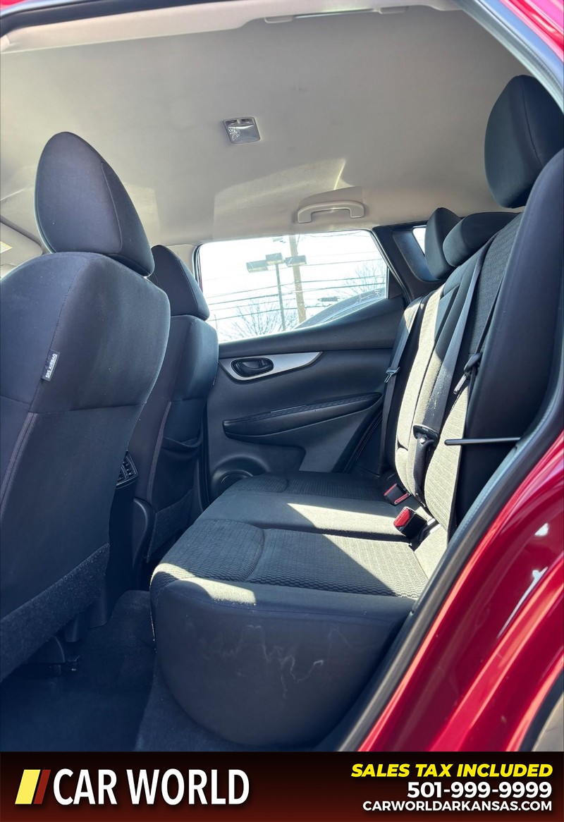 Nissan Rogue Sport Vehicle Full-screen Gallery Image 15