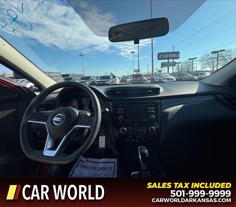 Nissan Rogue Sport Vehicle Full-screen Gallery Image 16