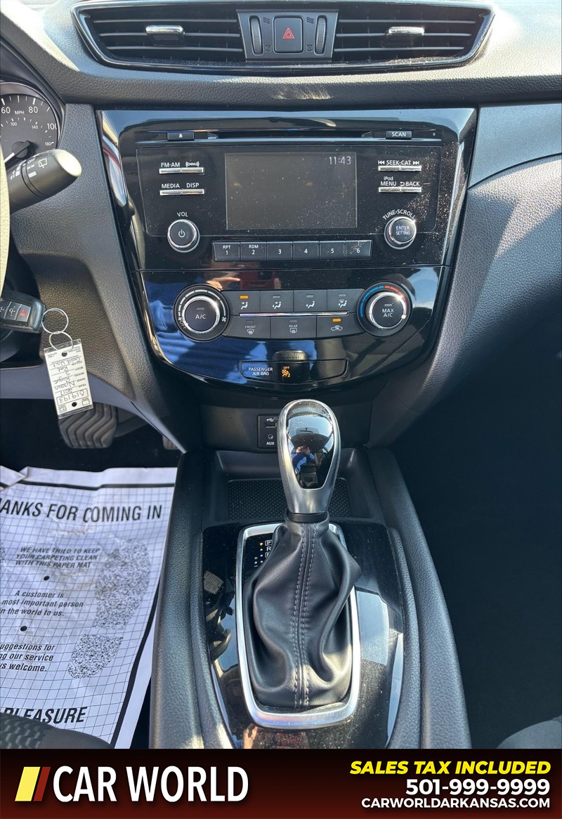 Nissan Rogue Sport Vehicle Full-screen Gallery Image 17