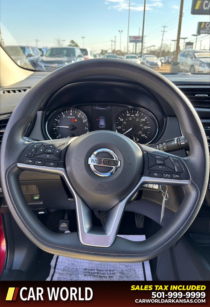 Nissan Rogue Sport Vehicle Full-screen Gallery Image 19