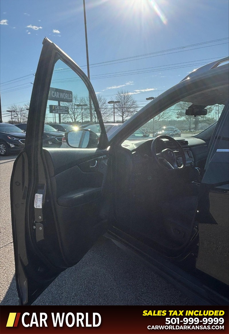 Nissan Rogue Vehicle Full-screen Gallery Image 12