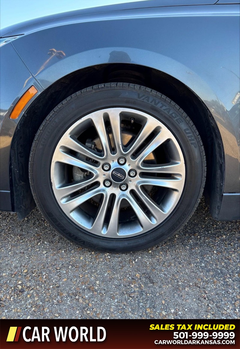 Lincoln MKZ Vehicle Full-screen Gallery Image 11