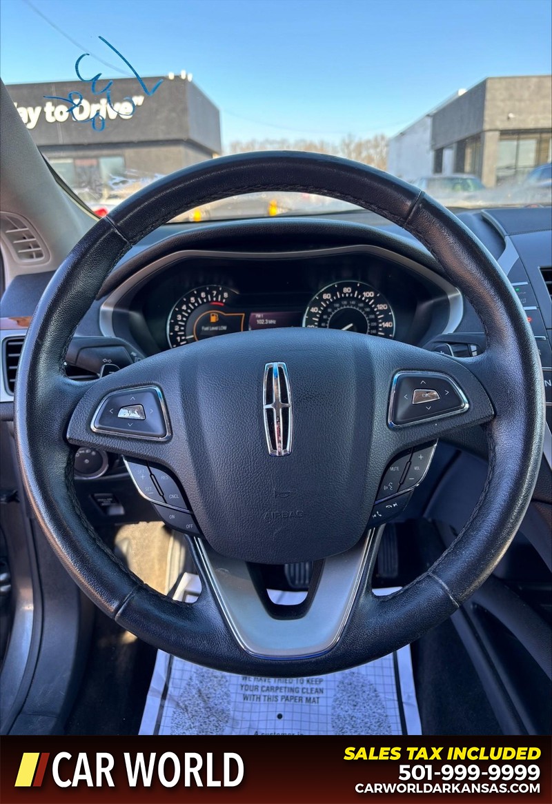 Lincoln MKZ Vehicle Full-screen Gallery Image 19