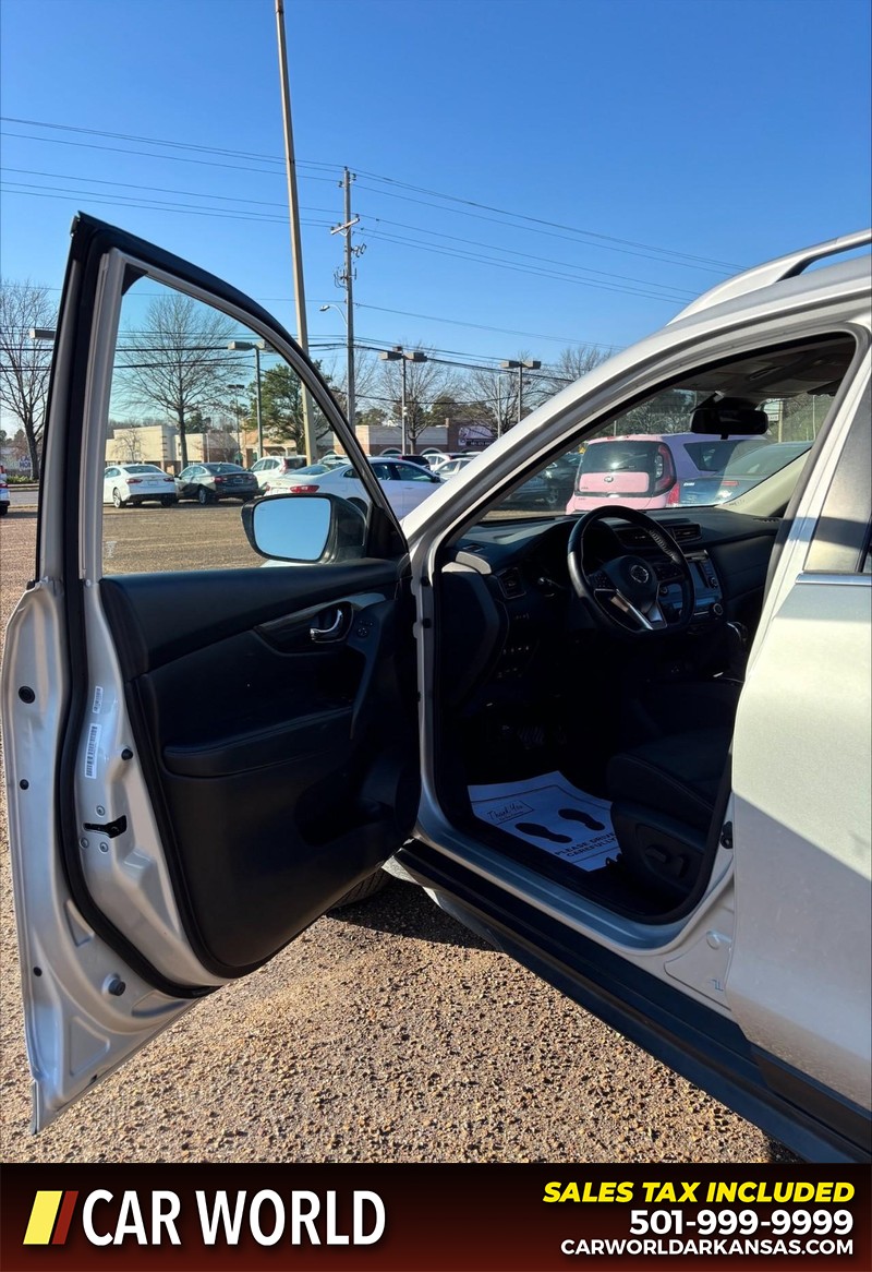 Nissan Rogue Vehicle Full-screen Gallery Image 12