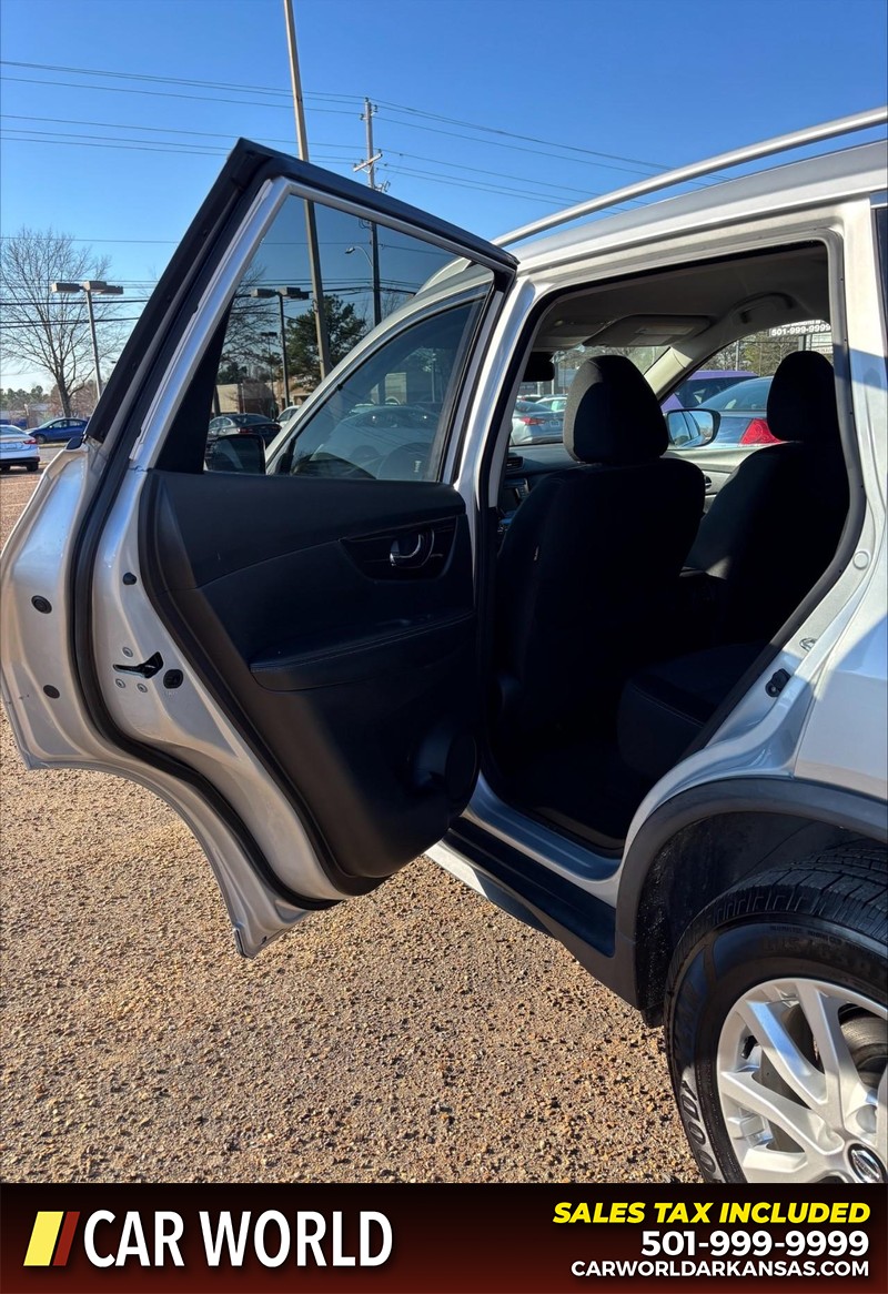 Nissan Rogue Vehicle Full-screen Gallery Image 14