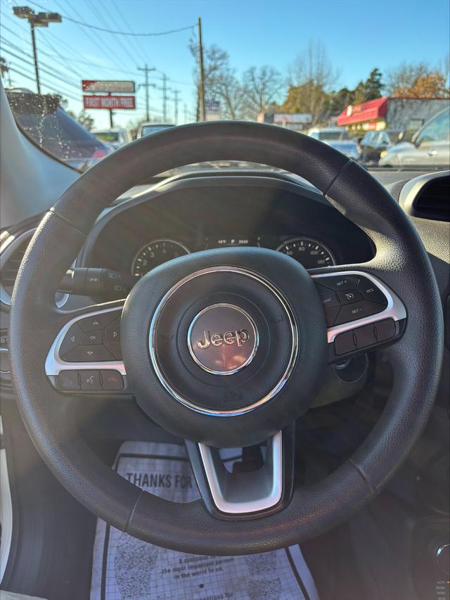 Jeep Renegade Vehicle Full-screen Gallery Image 3