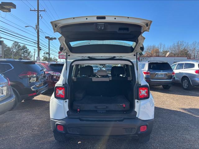 Jeep Renegade Vehicle Full-screen Gallery Image 6