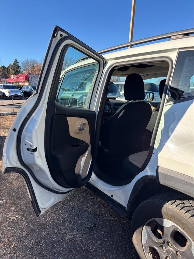 Jeep Renegade Vehicle Full-screen Gallery Image 9