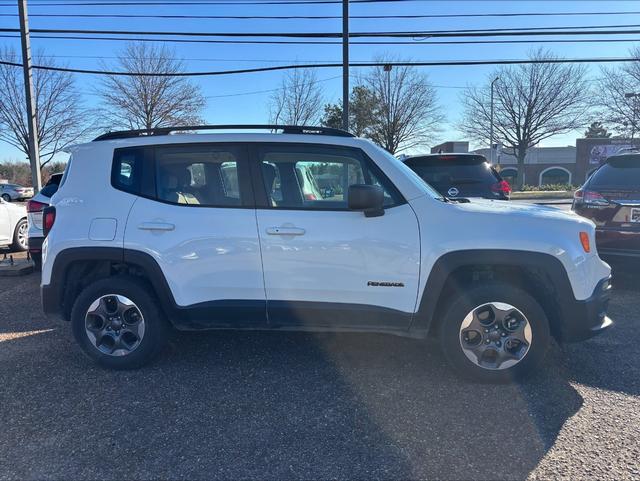 Jeep Renegade Vehicle Full-screen Gallery Image 11