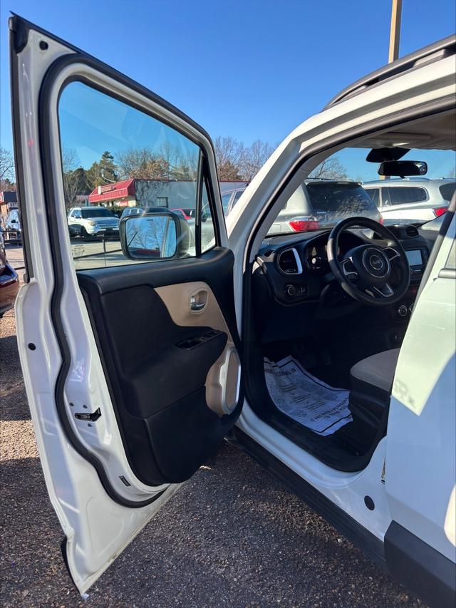 Jeep Renegade Vehicle Full-screen Gallery Image 17