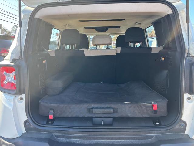 Jeep Renegade Vehicle Full-screen Gallery Image 19