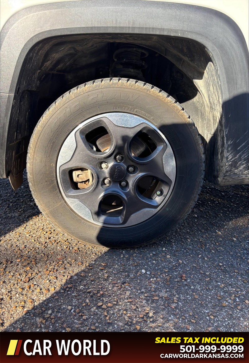 Jeep Renegade Vehicle Full-screen Gallery Image 11