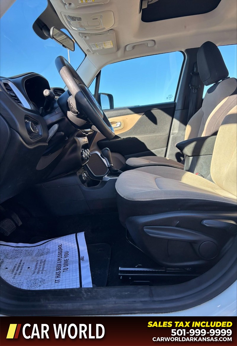 Jeep Renegade Vehicle Full-screen Gallery Image 13