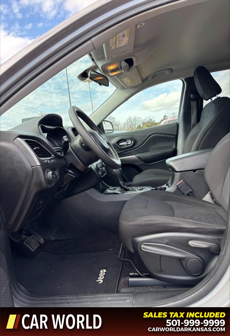 Jeep Cherokee Vehicle Full-screen Gallery Image 13