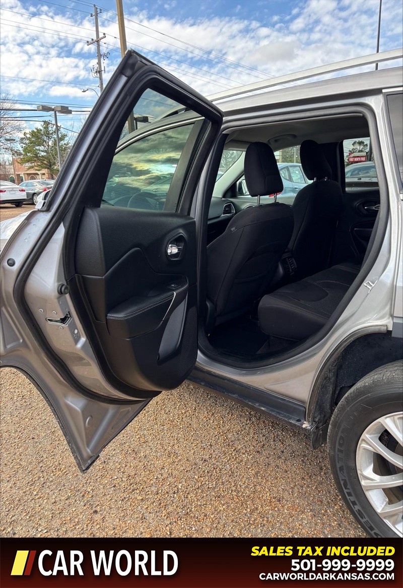 Jeep Cherokee Vehicle Full-screen Gallery Image 14