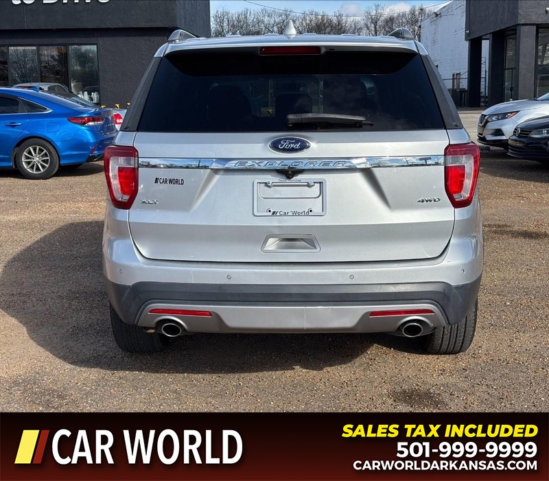 Ford Explorer Vehicle Full-screen Gallery Image 4