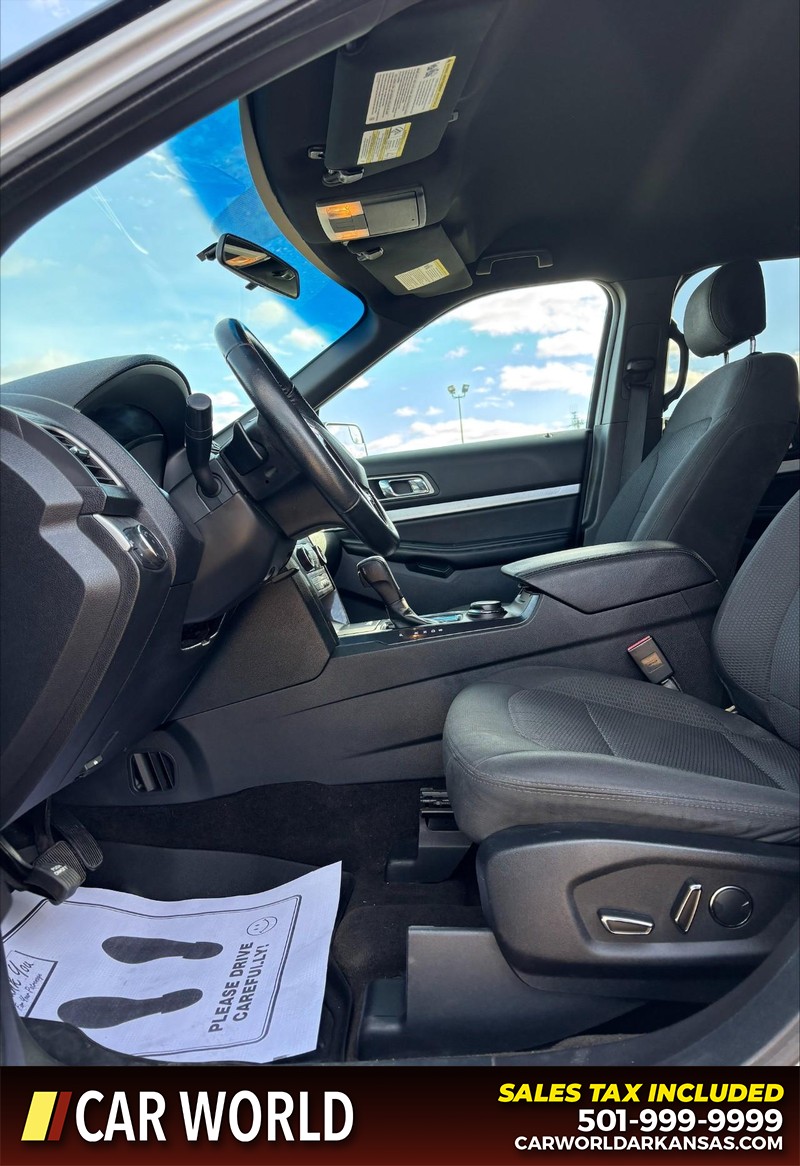 Ford Explorer Vehicle Full-screen Gallery Image 13