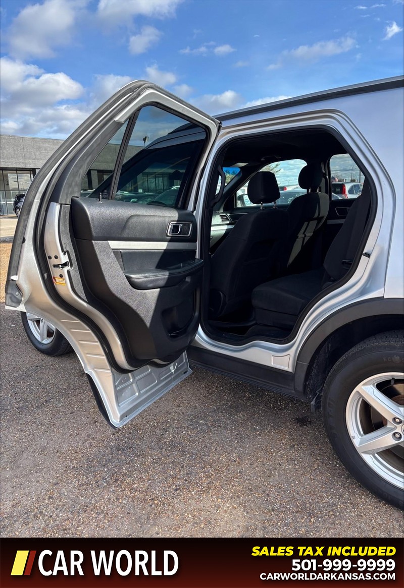 Ford Explorer Vehicle Full-screen Gallery Image 14