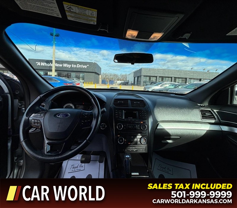 Ford Explorer Vehicle Full-screen Gallery Image 17