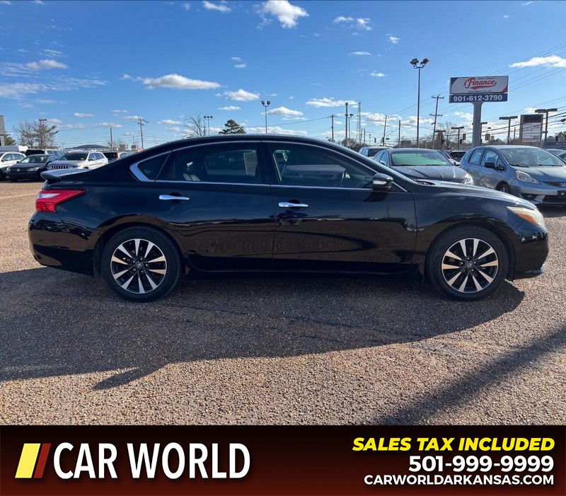 Nissan Altima Vehicle Full-screen Gallery Image 2