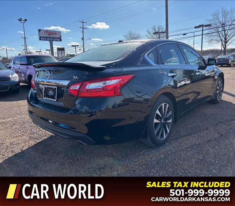 Nissan Altima Vehicle Full-screen Gallery Image 3