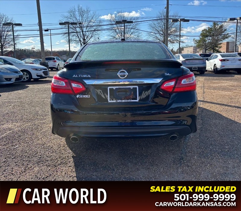 Nissan Altima Vehicle Full-screen Gallery Image 4