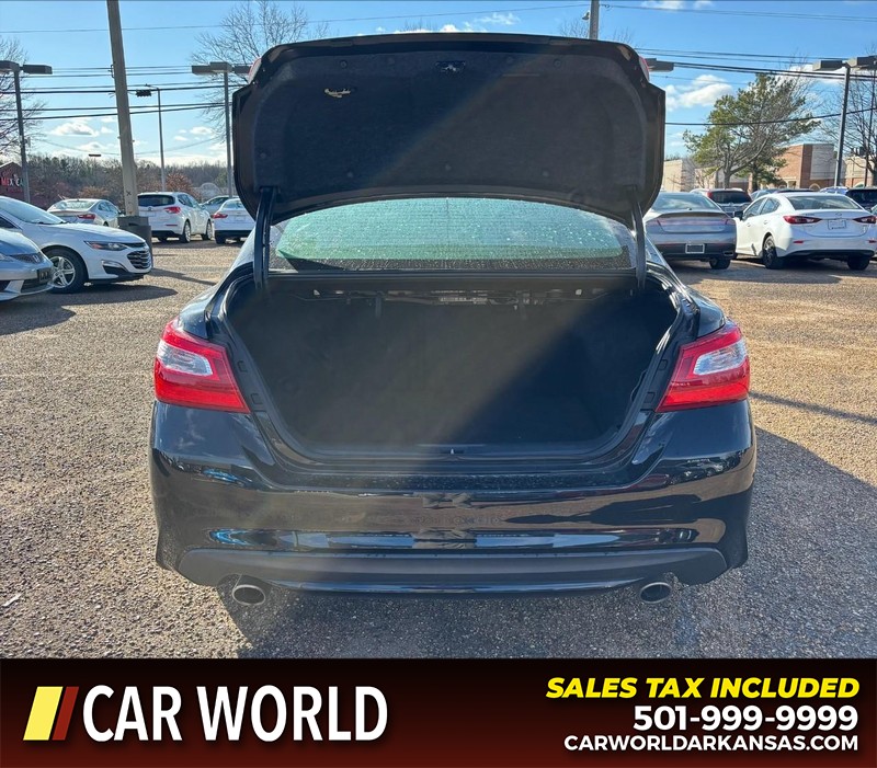 Nissan Altima Vehicle Full-screen Gallery Image 5