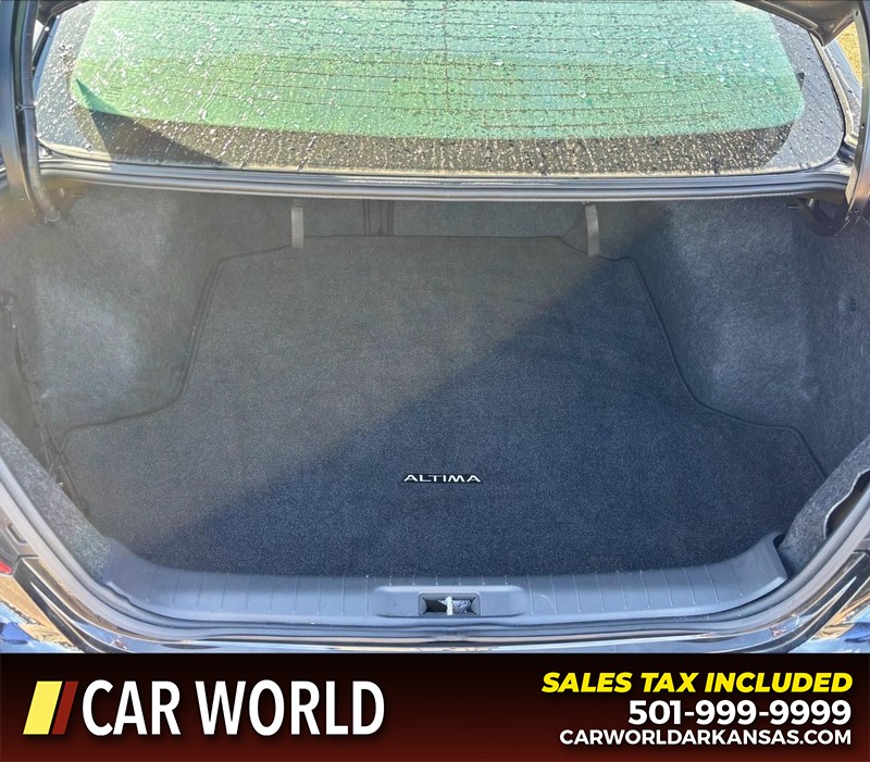 Nissan Altima Vehicle Full-screen Gallery Image 6