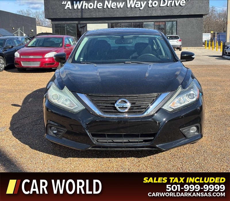 Nissan Altima Vehicle Full-screen Gallery Image 10