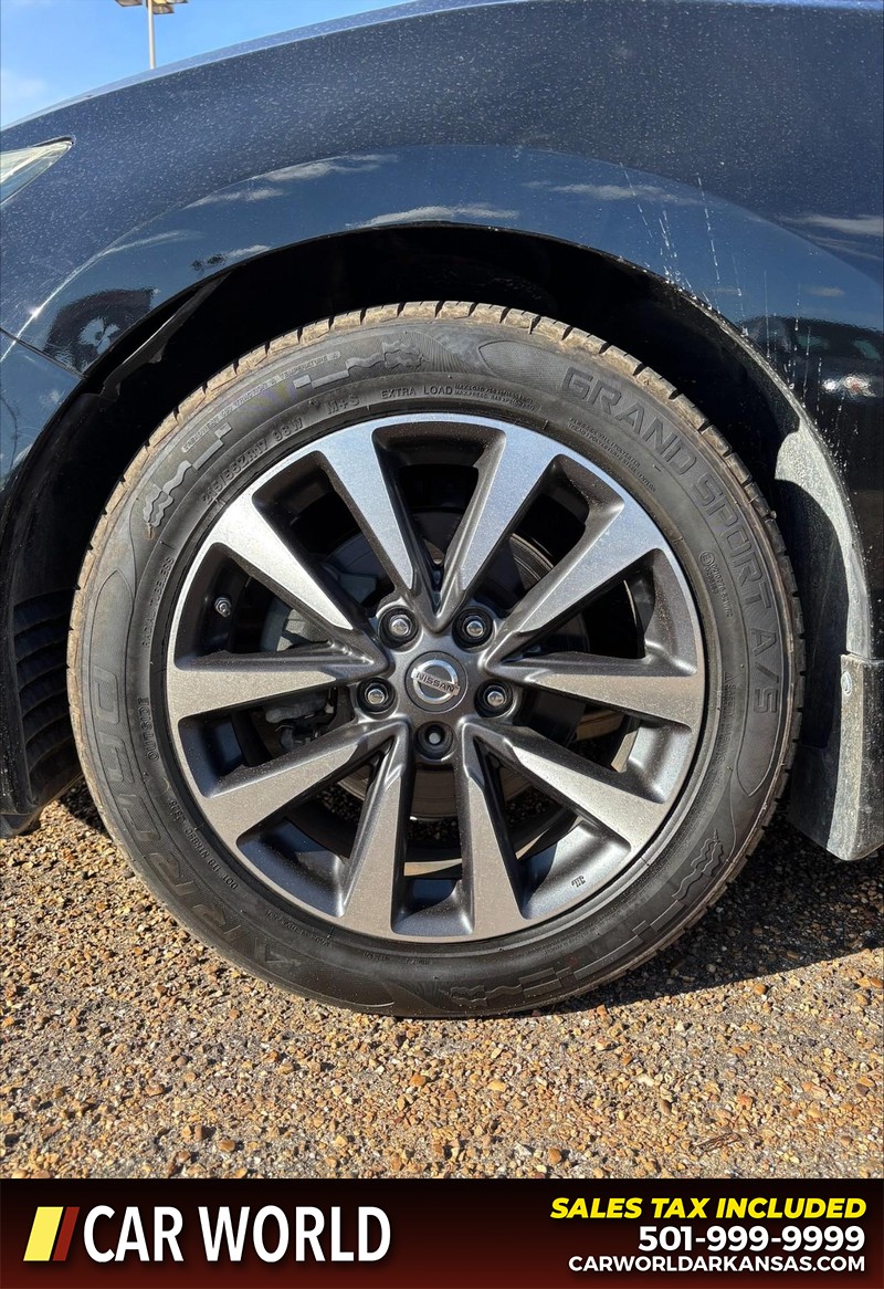 Nissan Altima Vehicle Full-screen Gallery Image 11