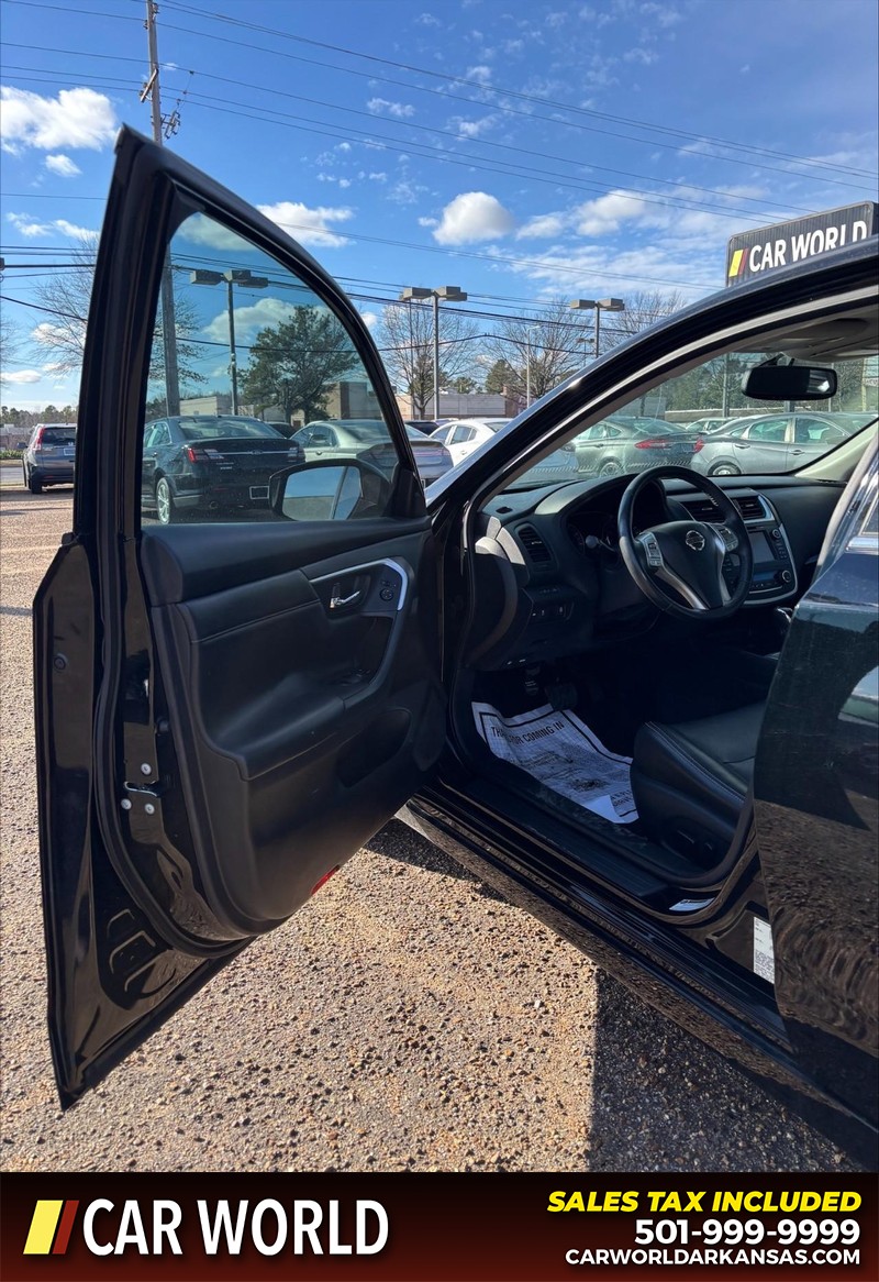 Nissan Altima Vehicle Full-screen Gallery Image 12