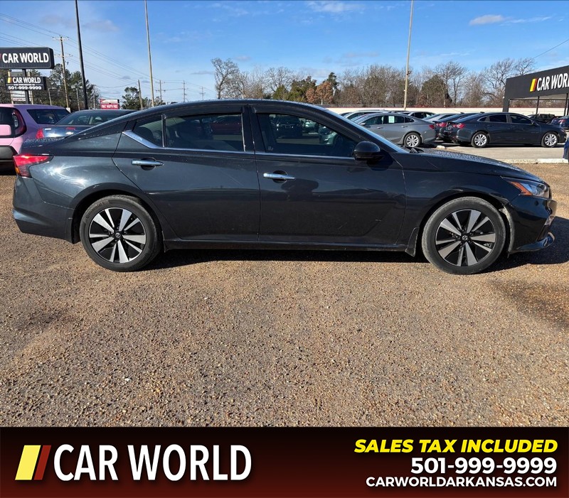 Nissan Altima Vehicle Full-screen Gallery Image 2