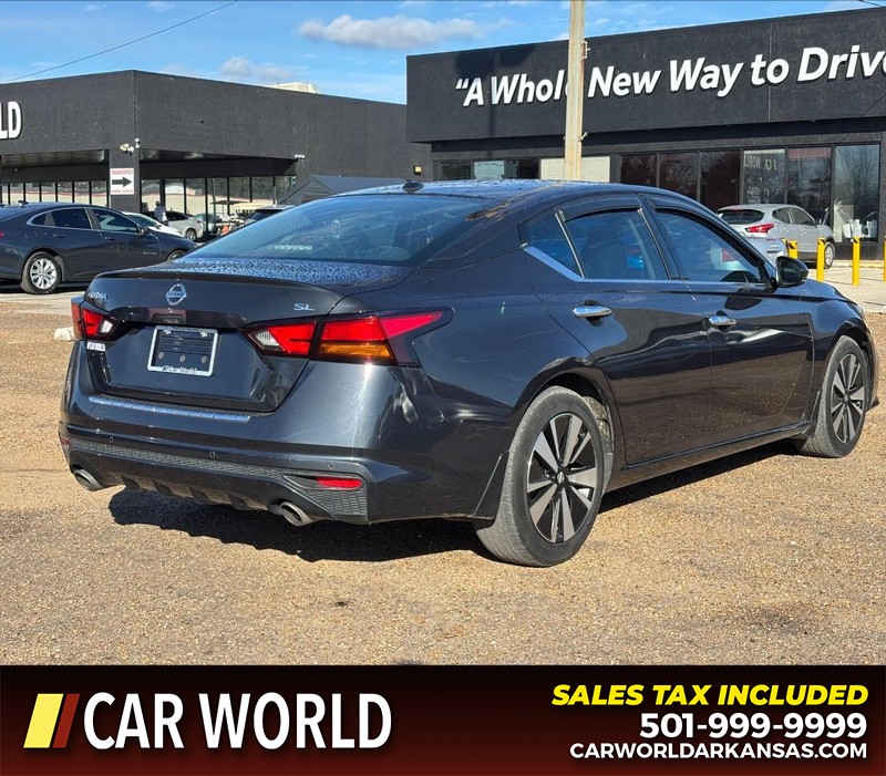 Nissan Altima Vehicle Full-screen Gallery Image 3