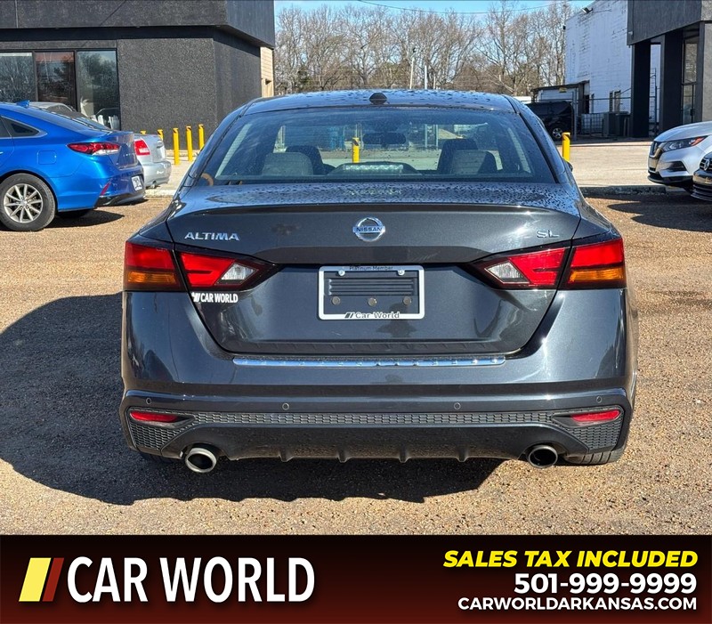 Nissan Altima Vehicle Full-screen Gallery Image 4