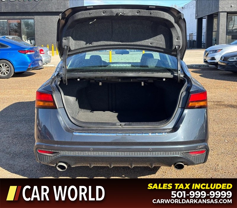 Nissan Altima Vehicle Full-screen Gallery Image 5