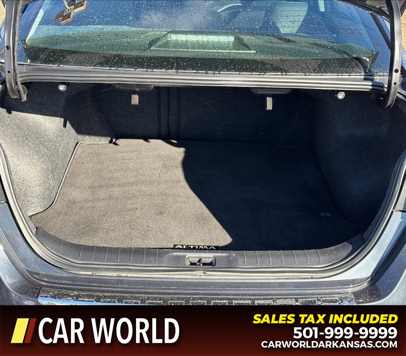 Nissan Altima Vehicle Full-screen Gallery Image 6