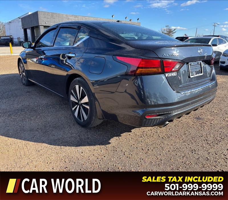 Nissan Altima Vehicle Full-screen Gallery Image 7