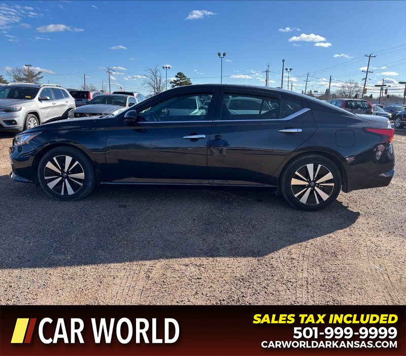 Nissan Altima Vehicle Full-screen Gallery Image 8