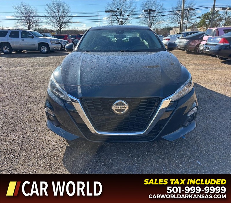 Nissan Altima Vehicle Full-screen Gallery Image 10