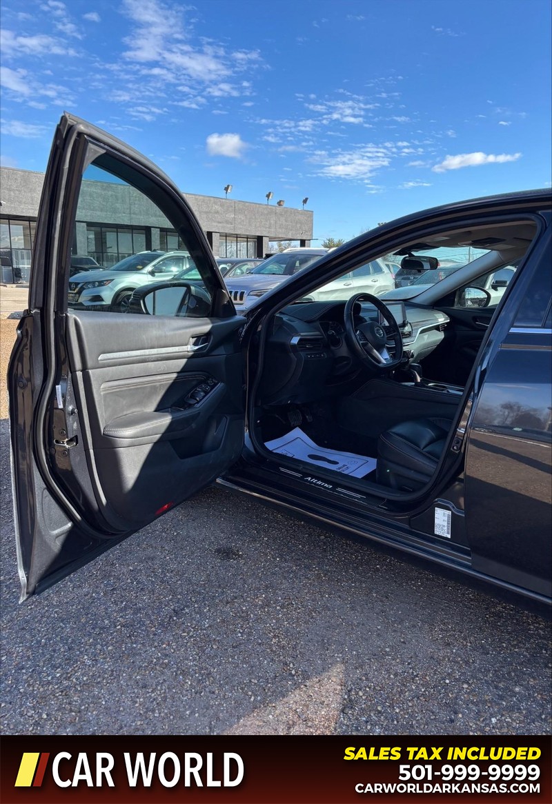 Nissan Altima Vehicle Full-screen Gallery Image 12