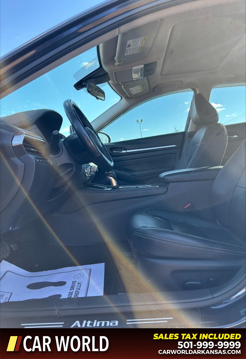 Nissan Altima Vehicle Full-screen Gallery Image 13