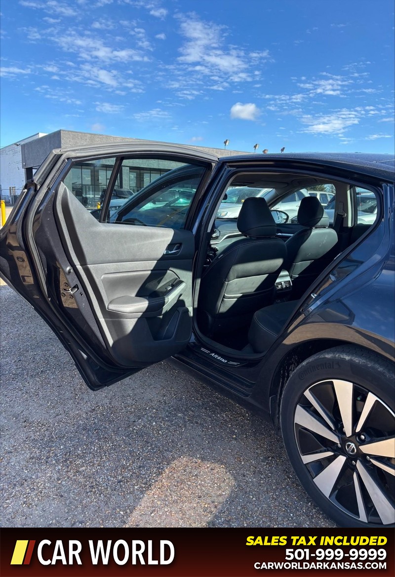 Nissan Altima Vehicle Full-screen Gallery Image 14