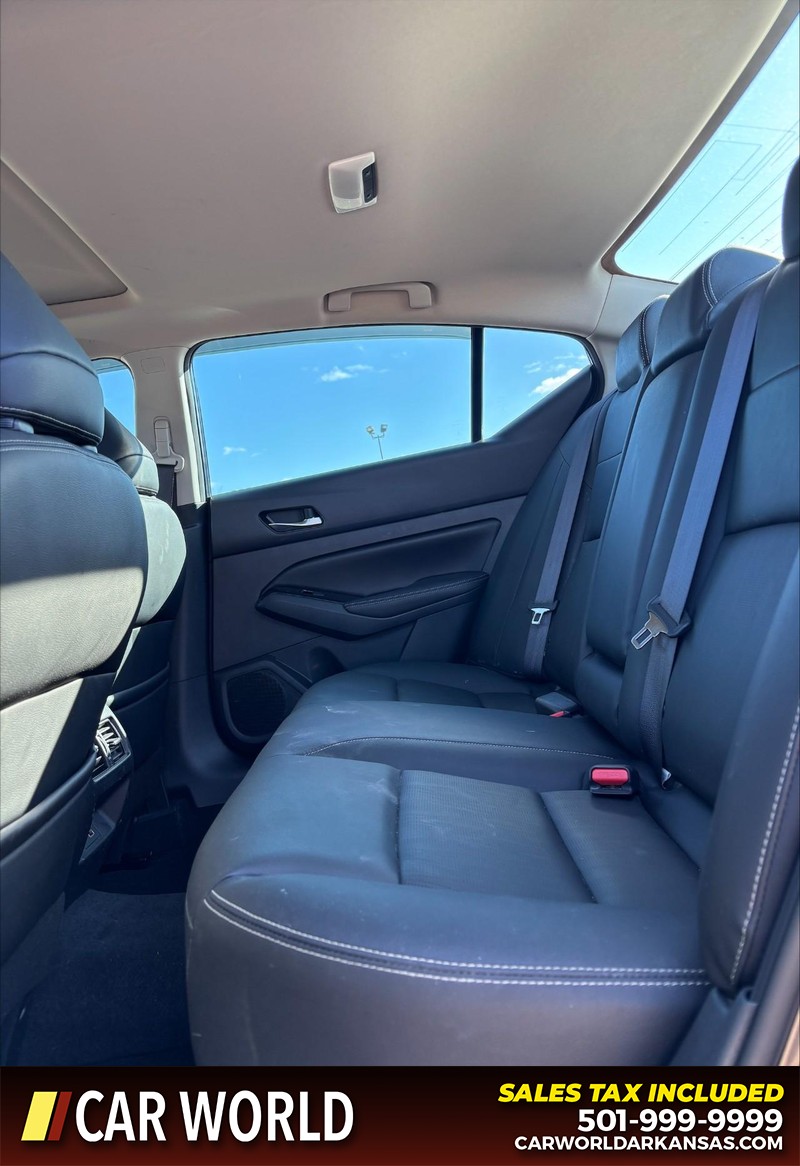 Nissan Altima Vehicle Full-screen Gallery Image 15