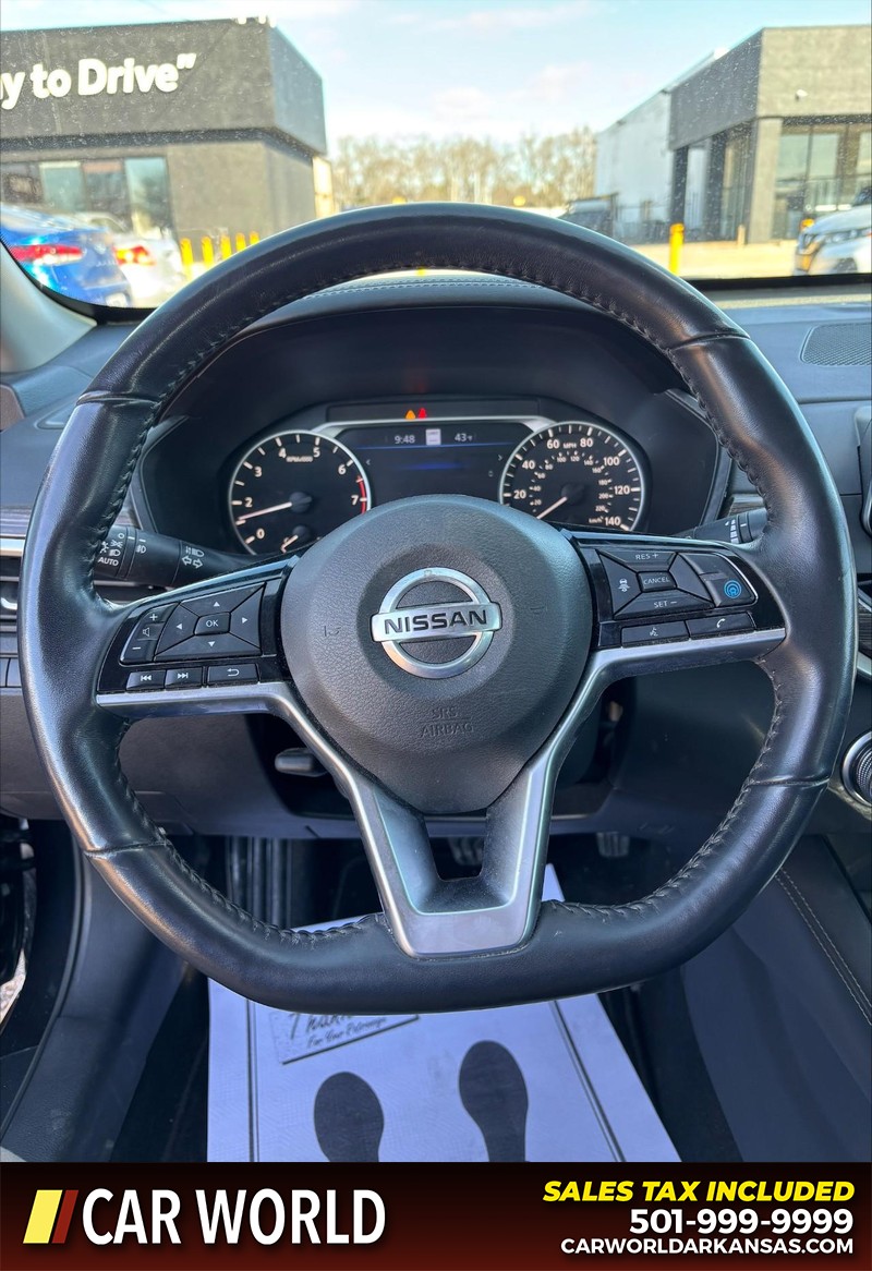 Nissan Altima Vehicle Full-screen Gallery Image 20