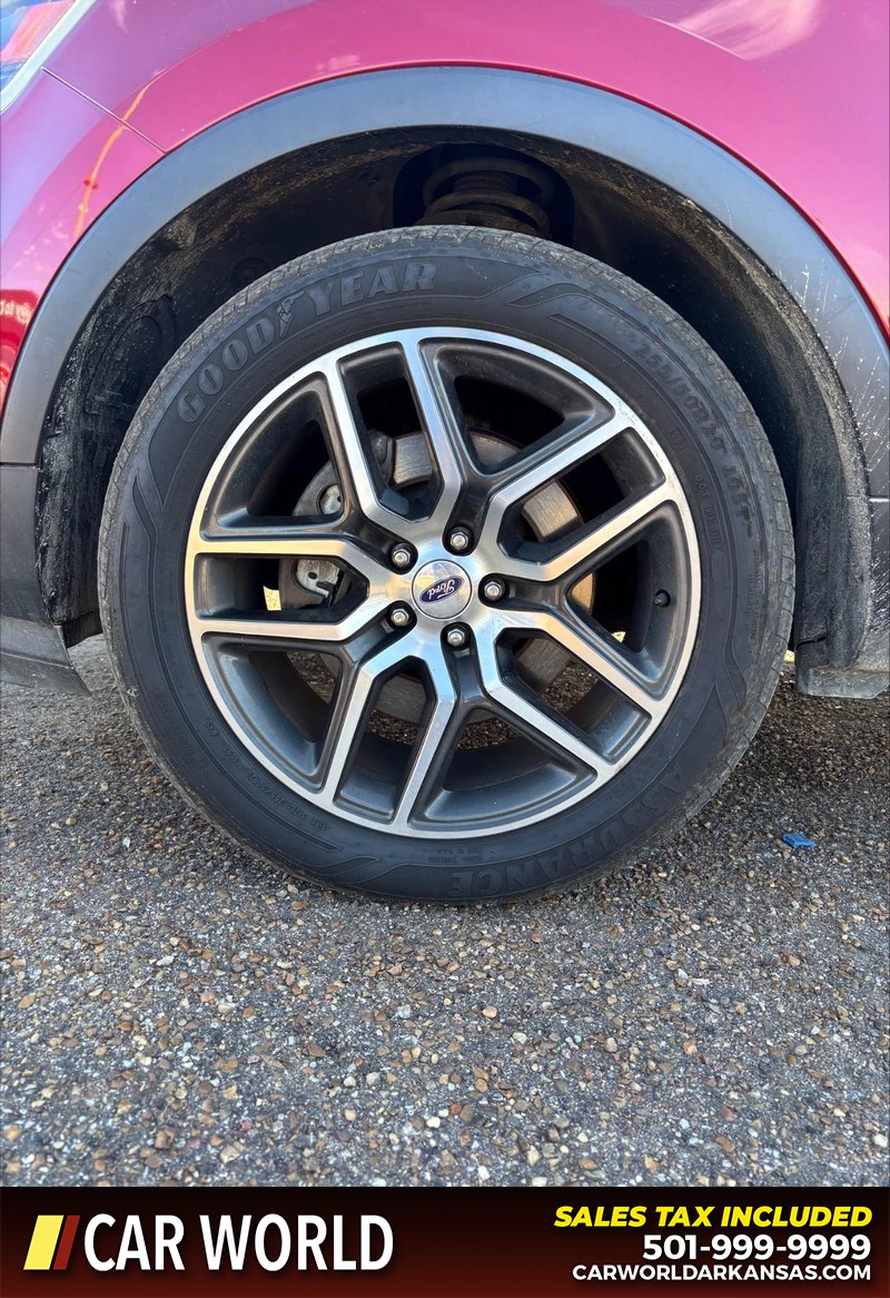 Ford Explorer Vehicle Full-screen Gallery Image 11