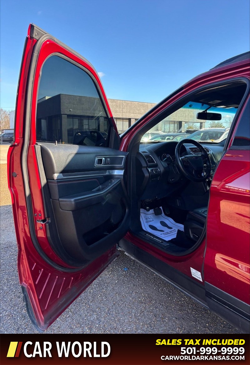 Ford Explorer Vehicle Full-screen Gallery Image 12