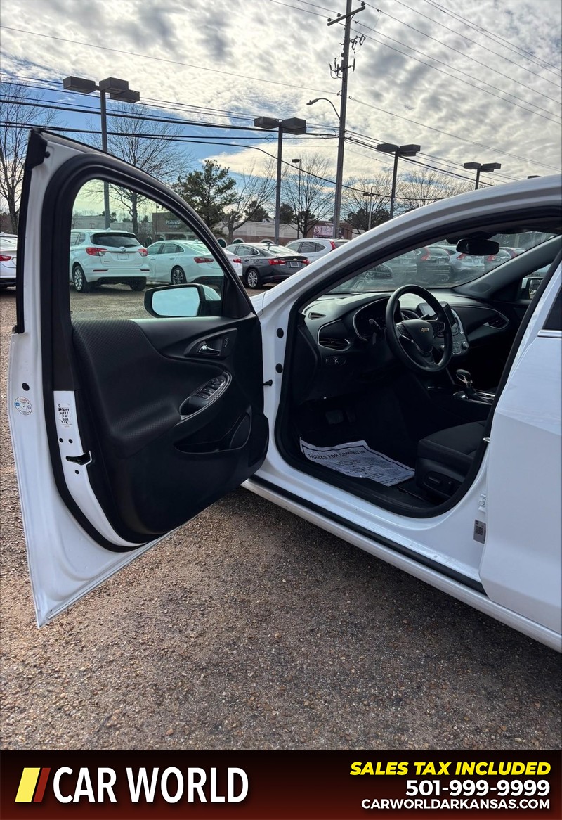 Chevrolet Malibu Vehicle Full-screen Gallery Image 12