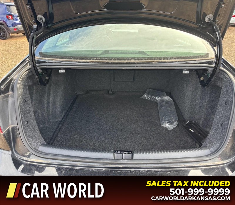 Volkswagen Jetta Sedan Vehicle Full-screen Gallery Image 6